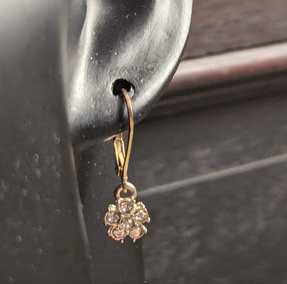 Elegant 18 kt gp Gold Rhinestone Flower drop Earrings - Picture 9 of 10